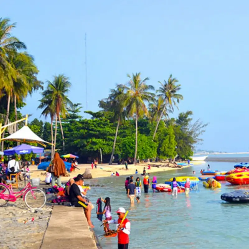 Peserta Open Trip Pulau Tidung menikmati suasana pantai berpasir putih di Kepulauan Seribu
