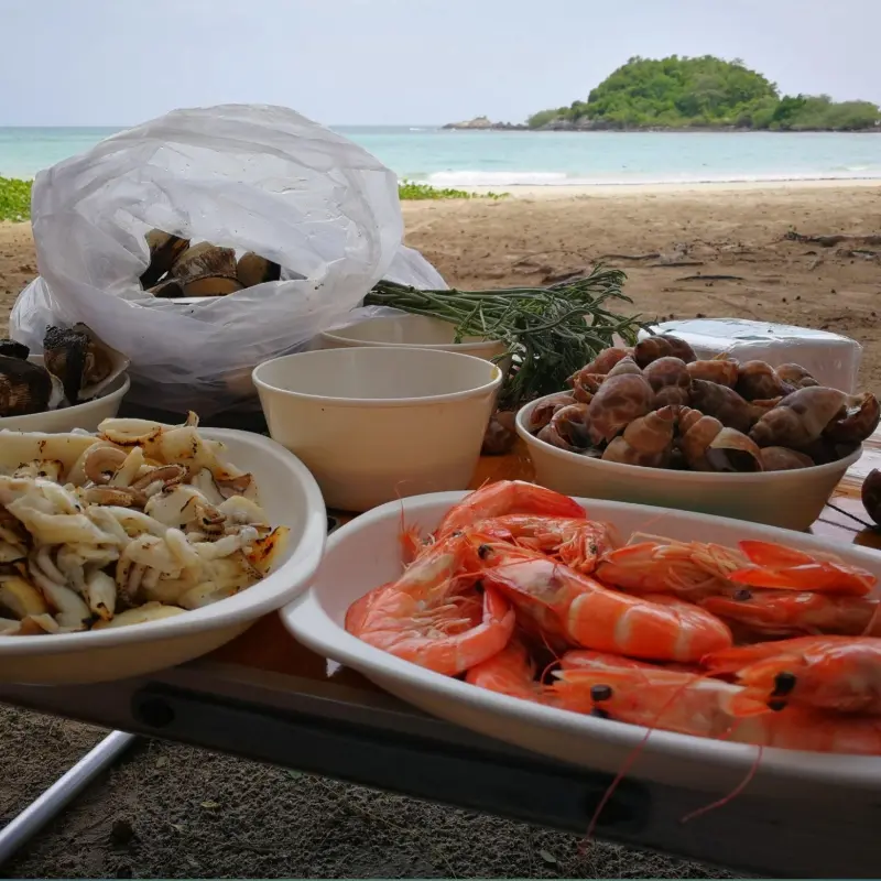 Makan malam barbeque peserta Open Trip Pulau Tidung di tepi pantai