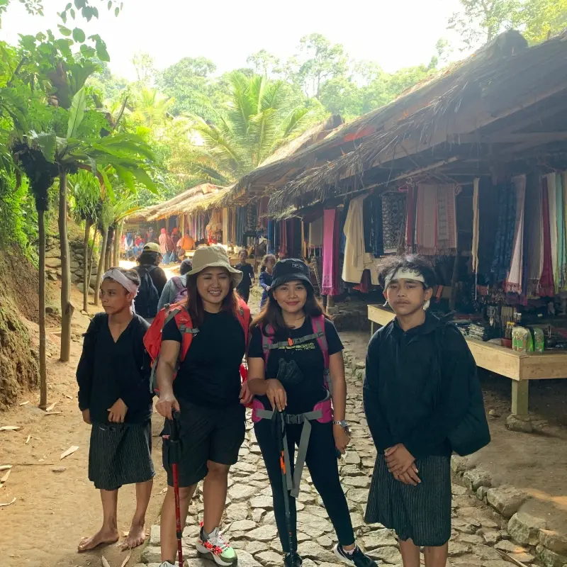 Peserta Open Trip Baduy berfoto di pusat oleh-oleh khas Suku Baduy setelah menikmati perjalanan wisata