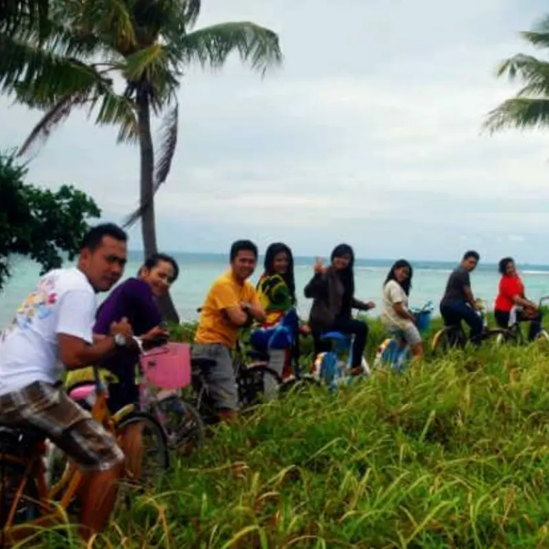 Wisatawan bersepeda santai menikmati suasana Pulau Tidung Kepulauan Seribu