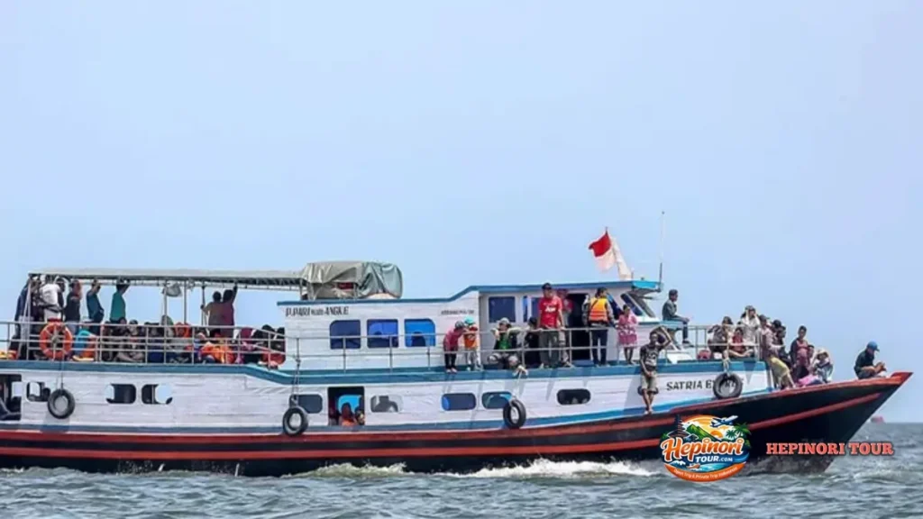 Wisatawan menaiki kapal menuju Pulau Pari dari Jakarta