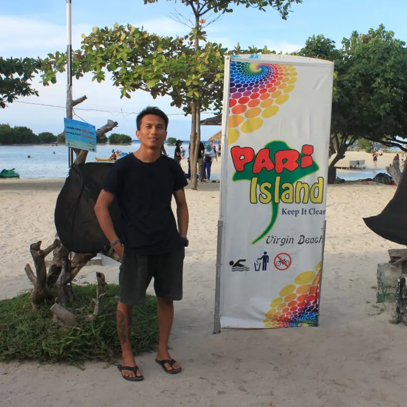 Peserta Open Trip Pulau Pari menikmati suasana Pantai Pasir Perawan dengan pasir putih dan laut yang jernih.