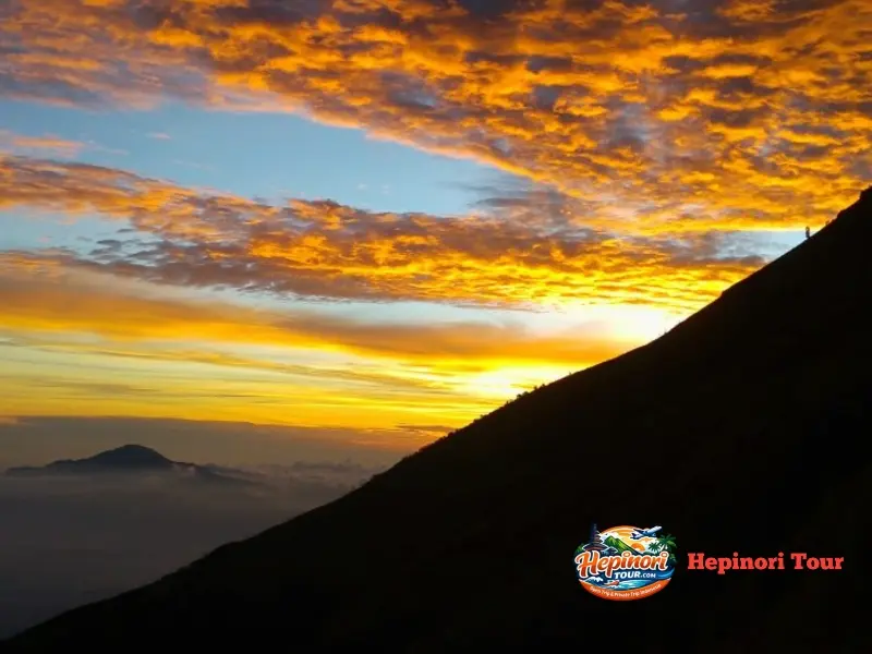 Momen golden sunrise di puncak Gunung Sumbing via Garung 3.371 mdpl dengan view lautan awan dalam open trip gunung sumbing via garung