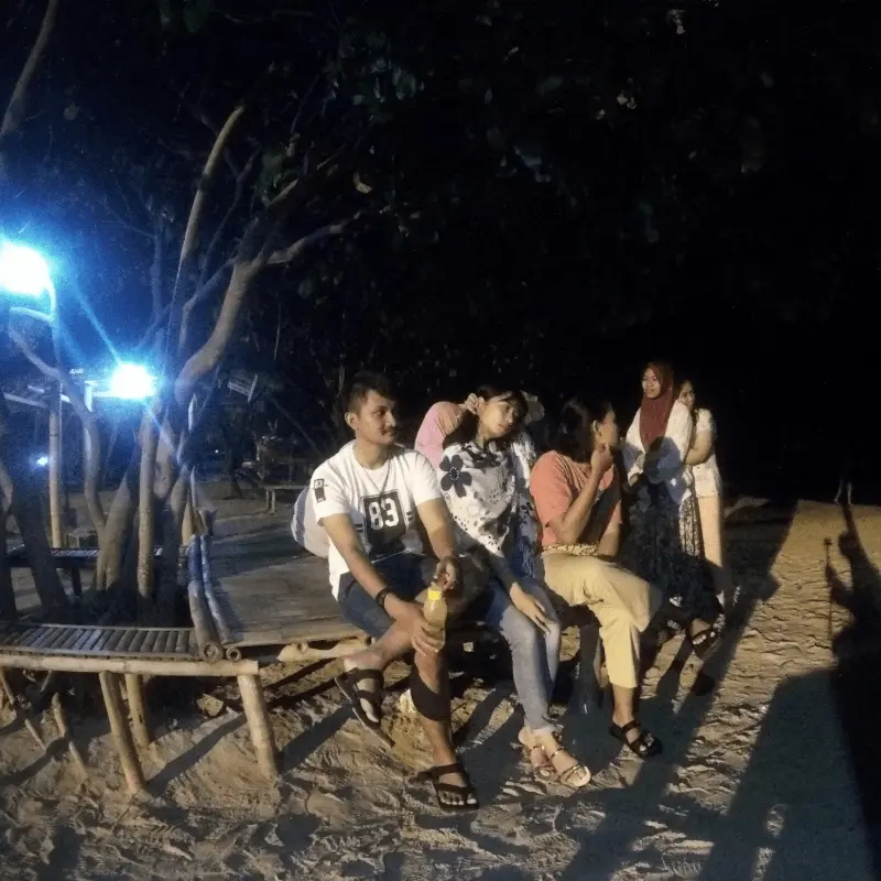 Suasana malam di Pulau Pari yang tenang dengan nuansa wisata bahari yang nyaman dan santai.