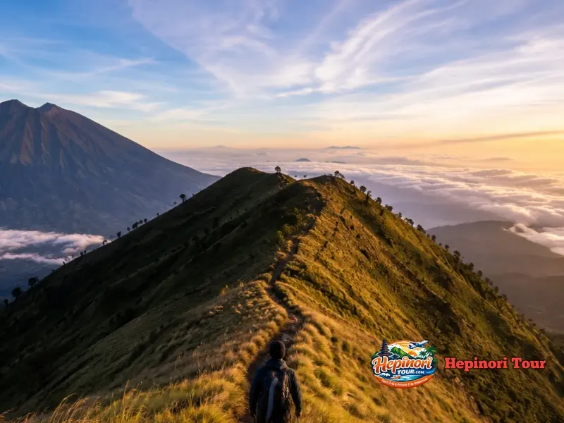 Jalur punggungan ikonik Garung dengan pemandangan Gunung Sindoro yang megah di kejauhan