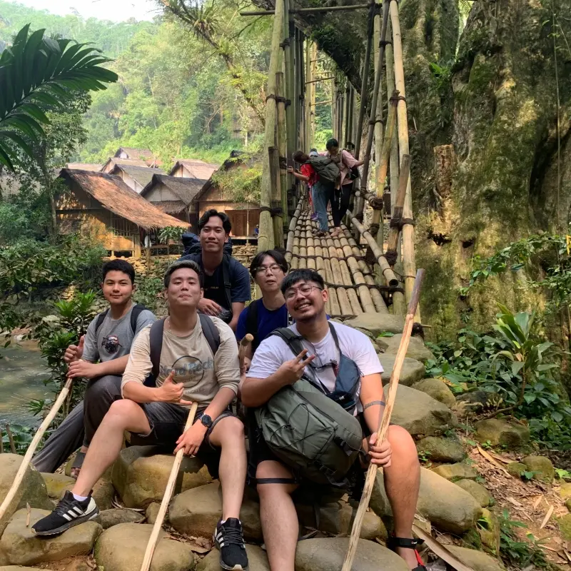Peserta Open Trip Baduy berfoto di jembatan bambu yang menjadi bagian dari jalur trekking di kawasan Baduy