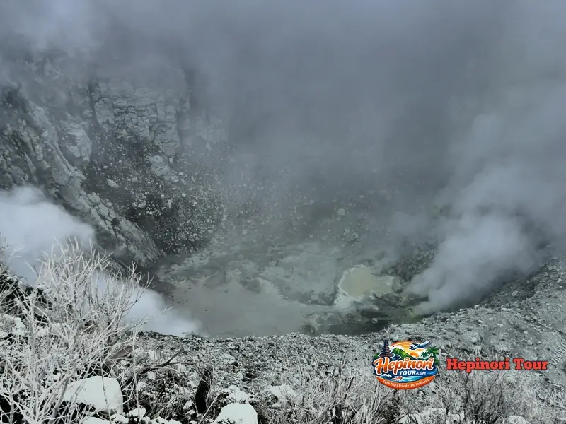 Kawah aktif dan puncak Gunung Sindoro dengan panorama lautan awan dalam Open Trip Gunung Sindoro