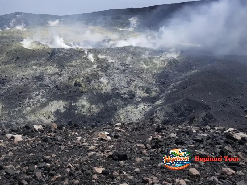 Pemandangan kawah aktif Gunung Slamet yang menjadi daya tarik pendakian Gunung Slamet via Bambangan