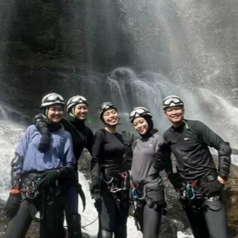 Dokumentasi kelompok peserta open trip canyoneering Curug Cikondang setelah kegiatan berlangsung