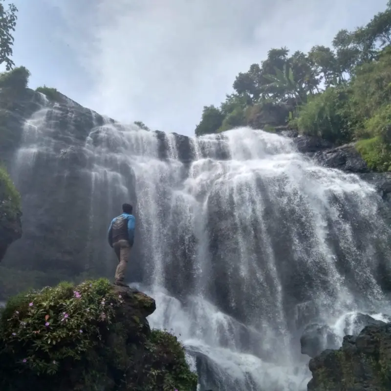 Pemandangan air terjun Curug Cikondang di Cianjur sebagai lokasi kegiatan canyoneering dan rappelling