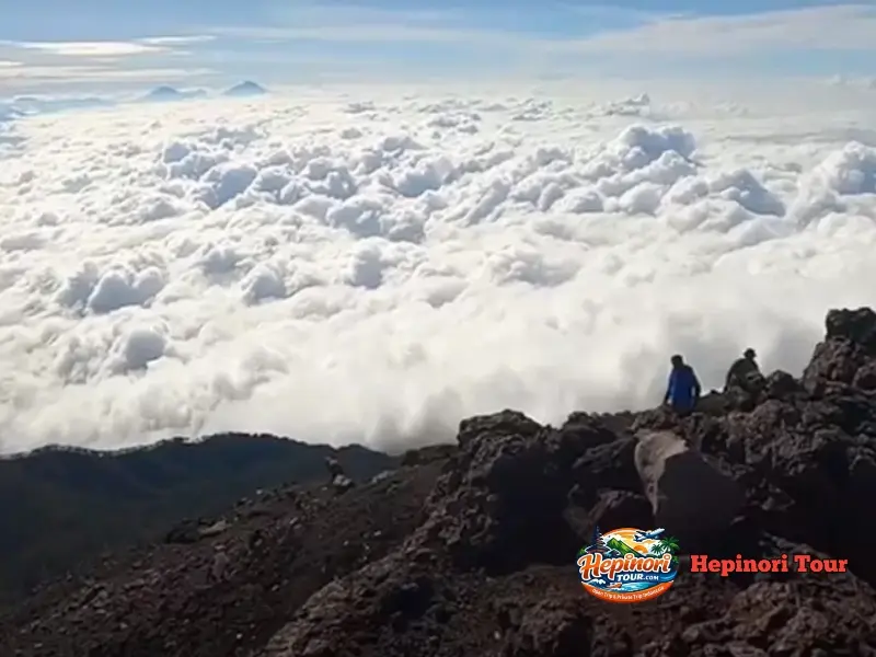 Panorama lautan awan dari Puncak Gunung Slamet dalam program Open Trip Gunung Slamet via Bambangan