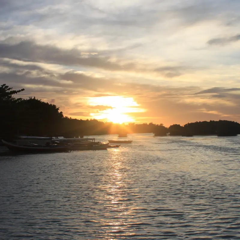 Suasana sunset indah di Pulau Pari dengan langit berwarna jingga dan pemandangan laut yang menenangkan.