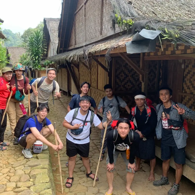 Peserta Open Trip Baduy berfoto bersama di depan rumah adat Baduy dalam suasana kebersamaan
