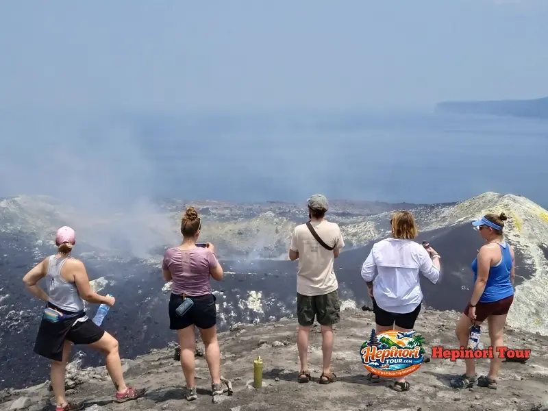 Peserta Open Trip Pulau Sebesi 3 Hari 2 Malam saat menjelajahi kawasan Kawah Anak Gunung Krakatau