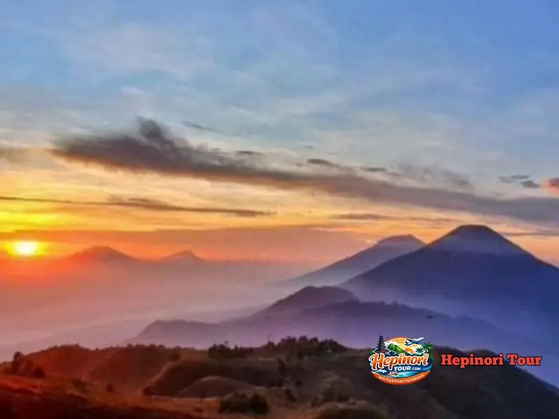 Panorama Gunung Sindoro, Sumbing, Merapi dan Merbabu terlihat dari Gunung Prau dalam Open Trip Gunung Prau 2 Hari 1 Malam