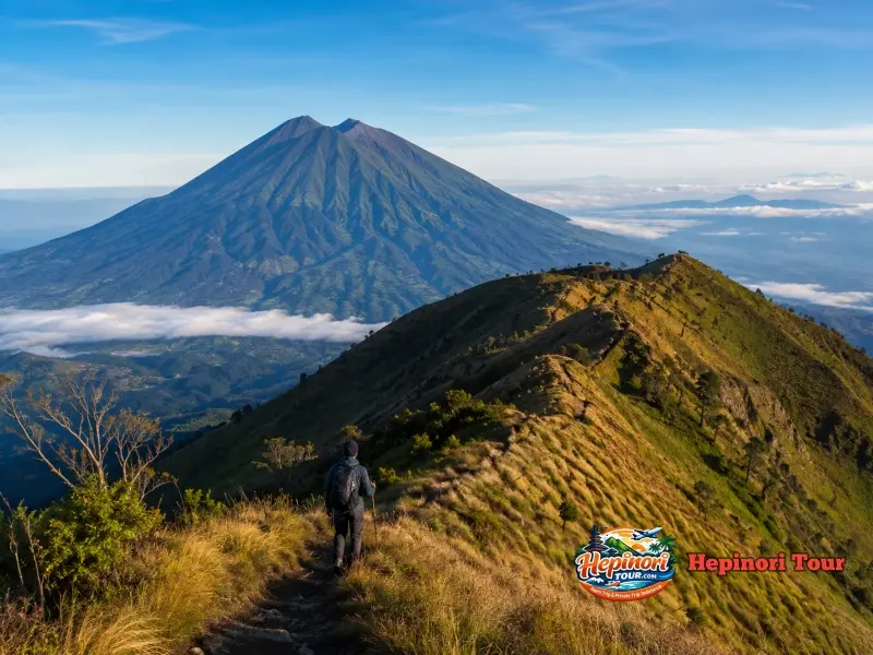 Open Trip Gunung Indonesia dengan pemandangan lautan awan dan pendaki di puncak