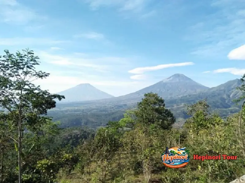 Pemandangan Gunung Sumbing berdiri megah berhadapan dengan Gunung Sindoro dalam Open Trip Gunung Sindoro 2 Hari 1 Malam