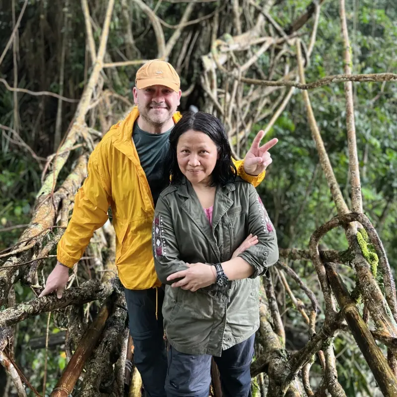 Peserta Private Trip Baduy berfoto bersama di Jembatan Akar yang menjadi landmark wisata Baduy