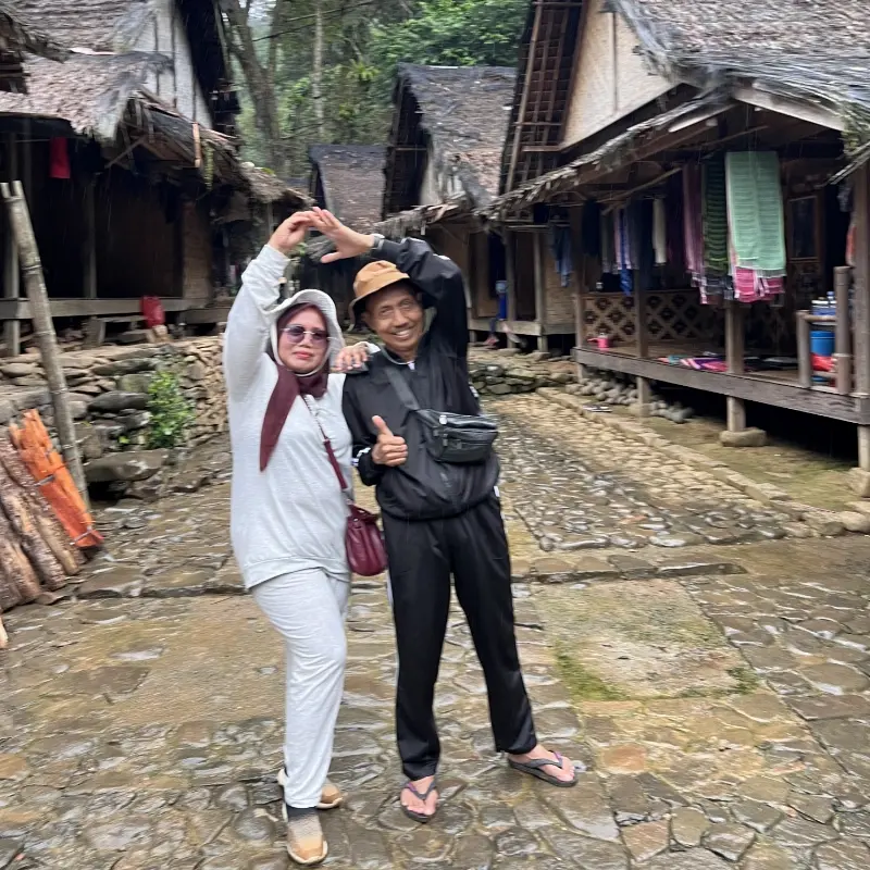 Peserta Private Trip Baduy berfoto bersama di depan rumah adat masyarakat Baduy