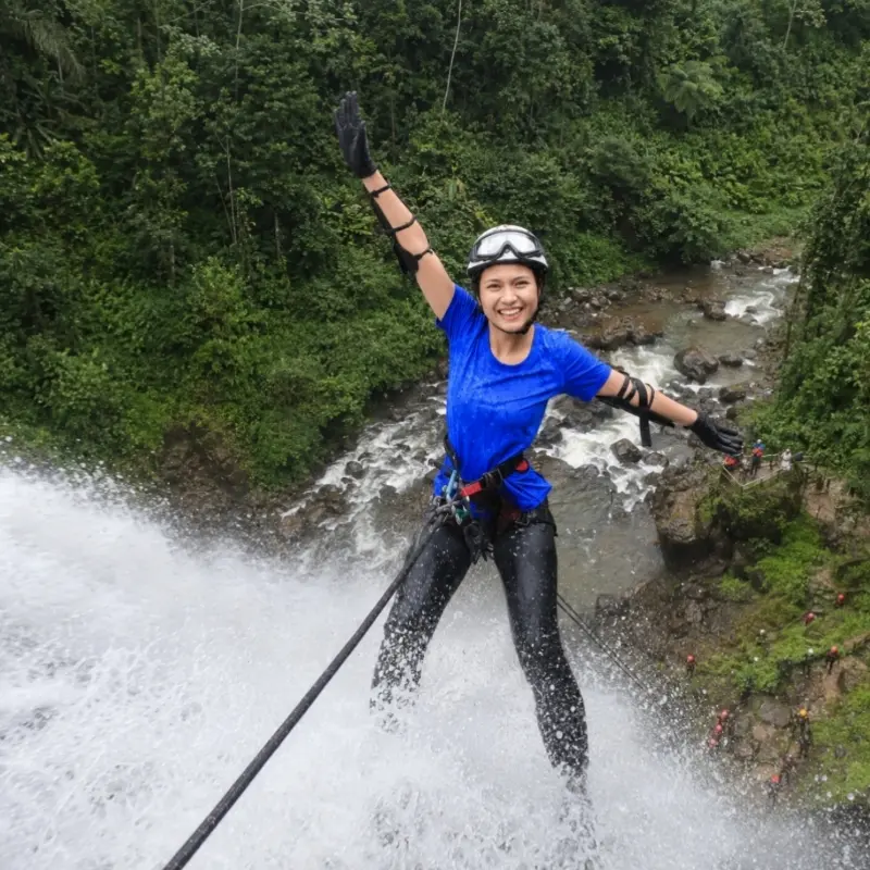 Peserta canyoneering menuruni Curug Cikondang menggunakan teknik rappelling dengan perlengkapan keselamatan lengkap.