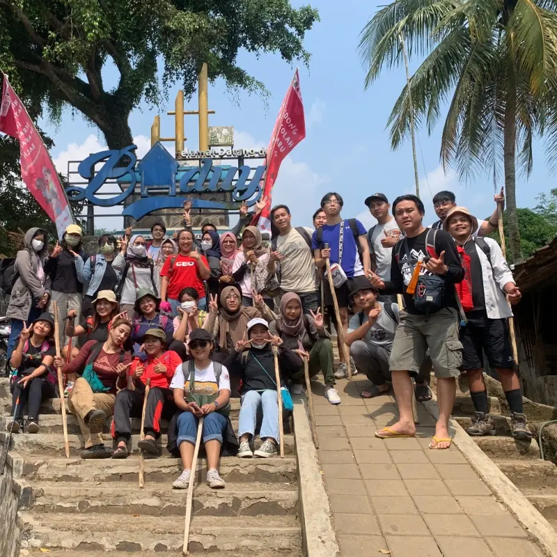 Peserta open trip baduy sedang berkumpul sebelum trekking