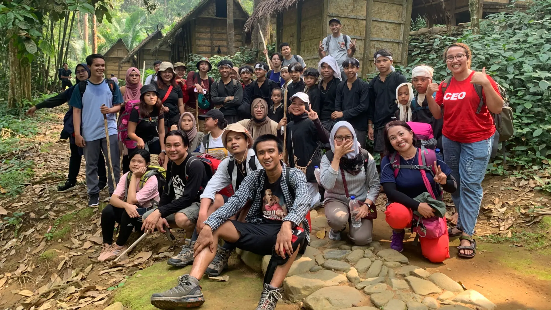 Peserta Open Trip Baduy 2 Hari 1 Malam Berfoto Bersama dengan Tour Guide