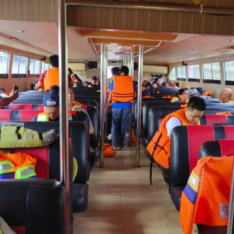 Peserta open trip berada di dalam speed boat menuju Pulau Sepa melalui perairan Kepulauan Seribu.
