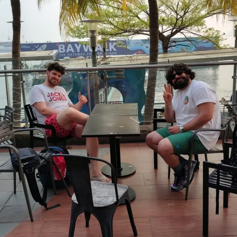 Peserta open trip bersantai dan menikmati hidangan di restoran tepi pantai Pulau Sepa.
