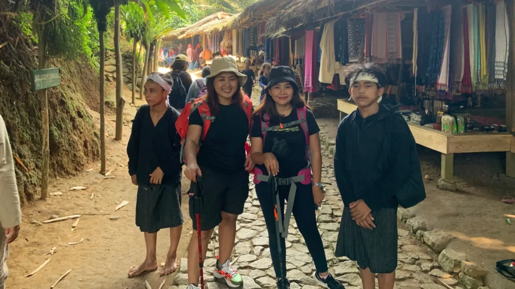 Peserta Open Trip wisata baduy 1 Hari sedang menikmati perjalanan wisata budaya di Kampung Baduy