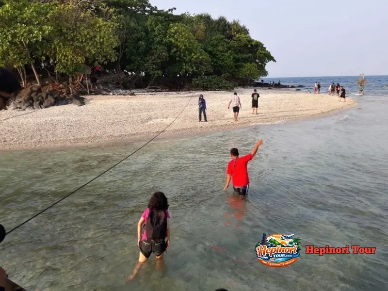 Peserta Open Trip Pulau Sebesi 3 Hari 2 Malam menikmati keindahan Pulau Umang-Umang