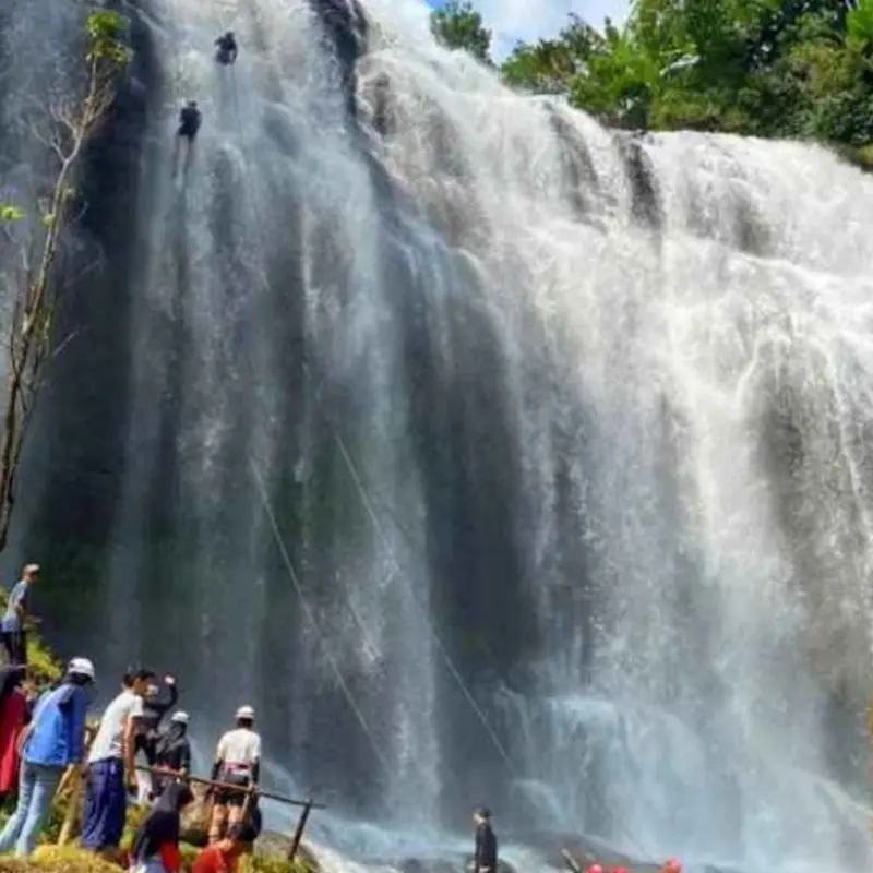Instruktur memberikan briefing keselamatan kepada peserta open trip canyoneering Curug Cikondang