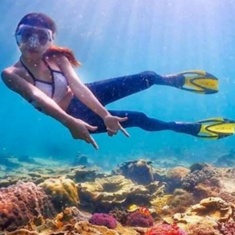 Peserta Open Trip Pulau Tidung menikmati aktivitas snorkeling di perairan Kepulauan Seribu