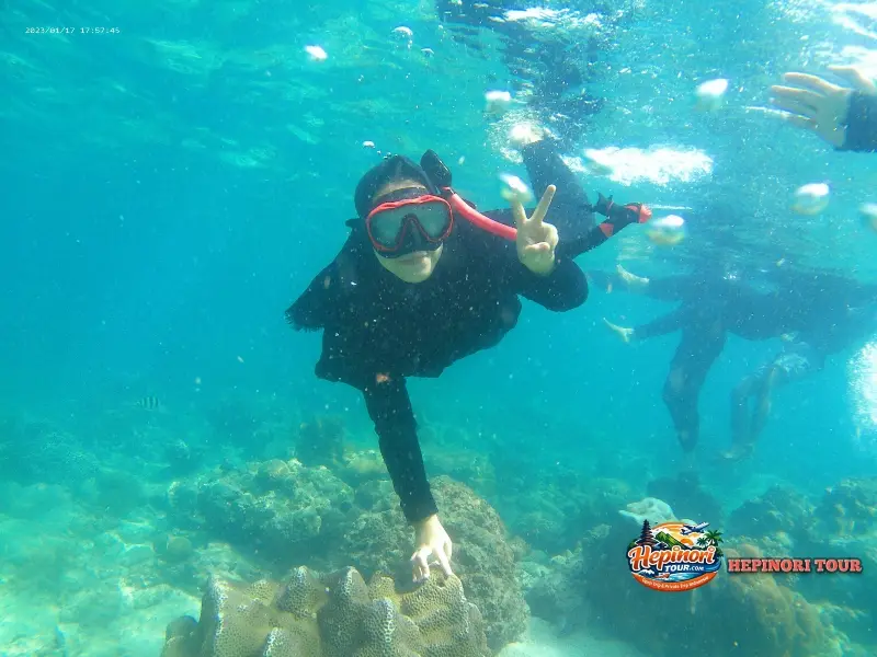 Peserta open trip menikmati snorkeling di Pulau Pari