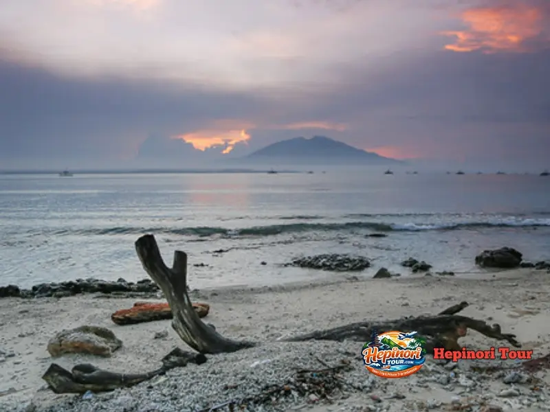 Golden sunrise Pulau Sebesi yang dapat dinikmati peserta Open Trip Pulau Sebesi 3 Hari 2 Malam