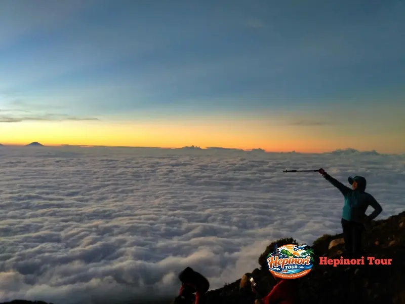 Sunrise di Puncak Gunung Slamet via Bambangan saat kegiatan Open Trip Gunung Slamet 2 Hari 1 Malam
