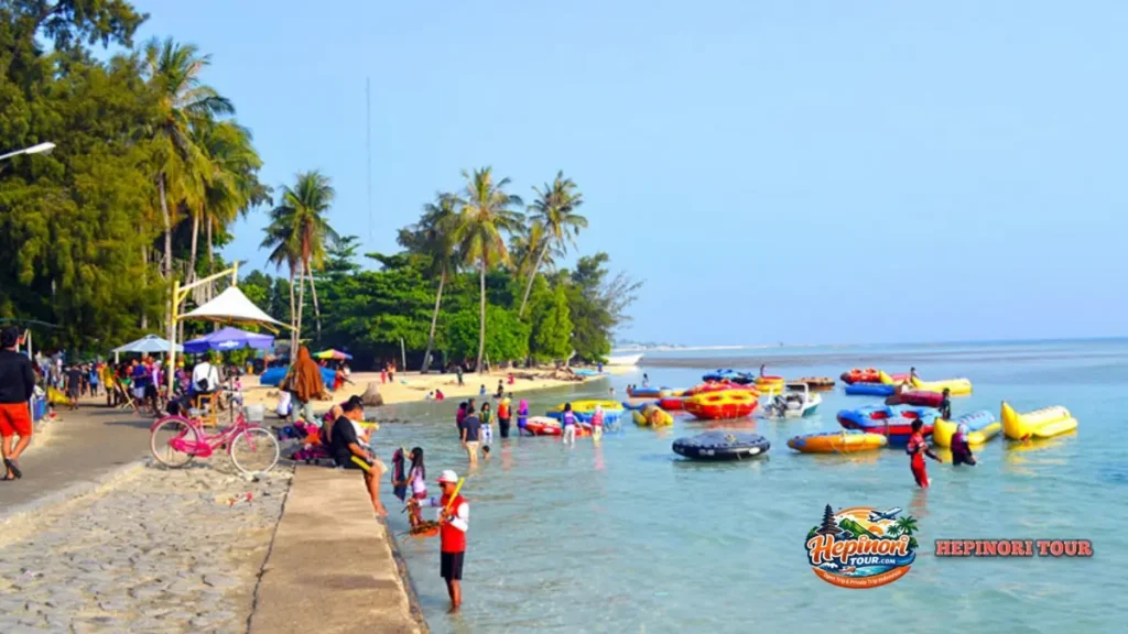 Wisatawan bermain air di pantai berpasir putih Pulau Pari