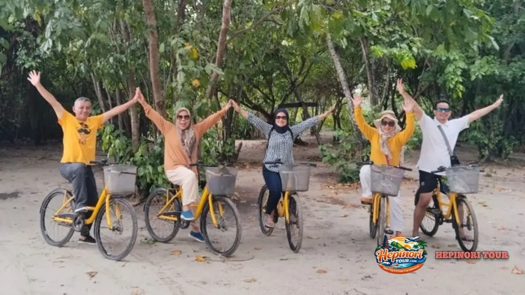 Wisatawan bersepeda mengelilingi Pulau Pari saat liburan