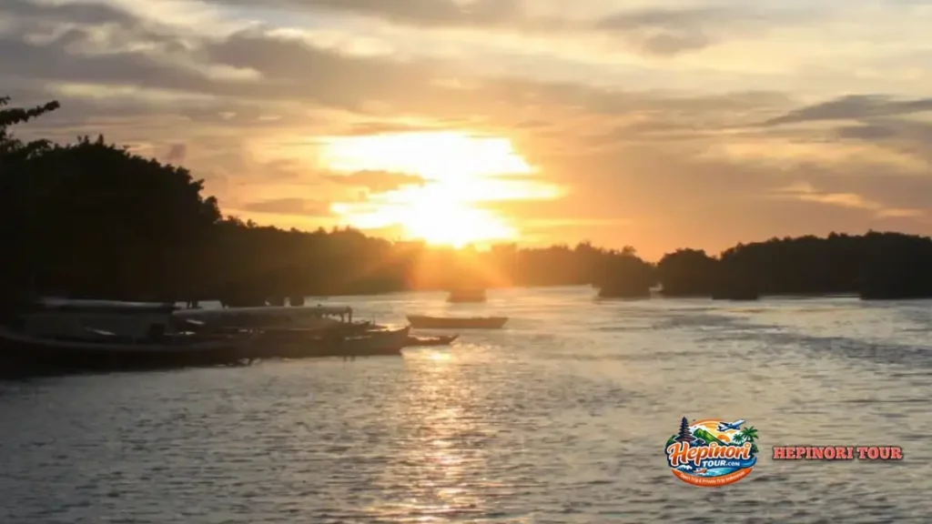 Wisatawan menikmati pemandangan sunset di Pantai Pulau Pari