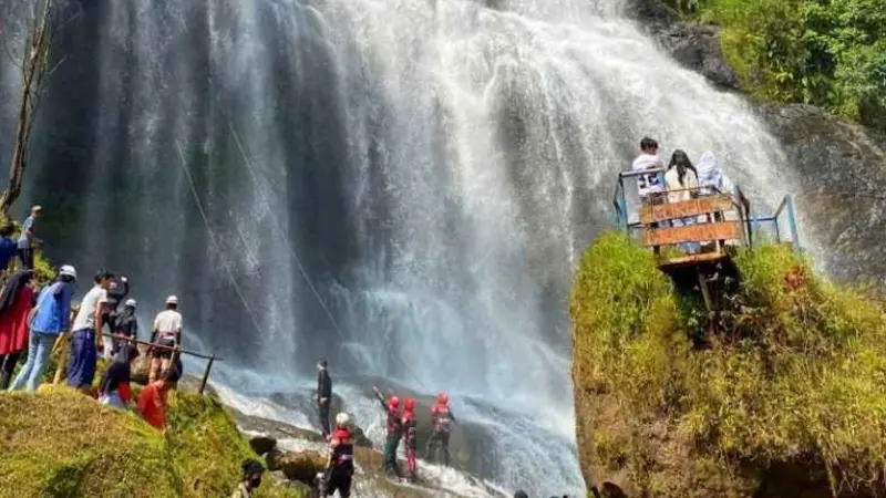 Rappelling air terjun di Cianjur