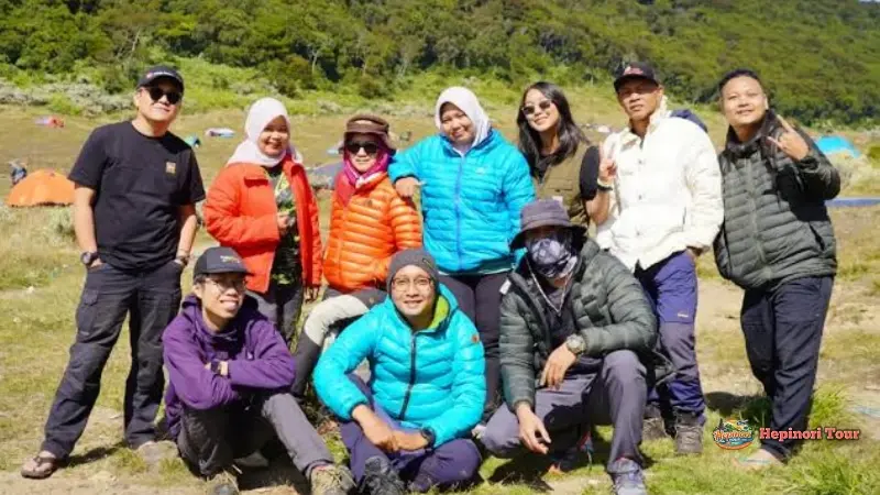Peserta Open Trip Gunung Gede via Putri