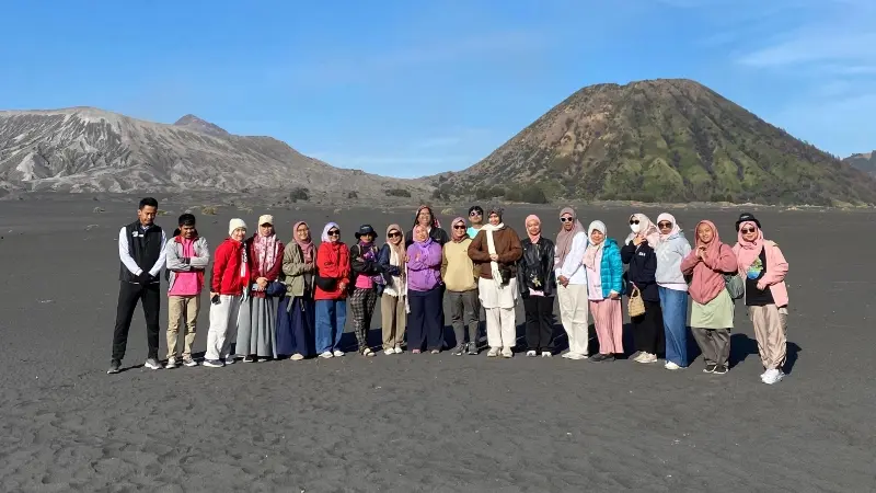 Rombongan peserta Private Trip Gunung Bromo berfoto di kawasan Pasir Berbisik.