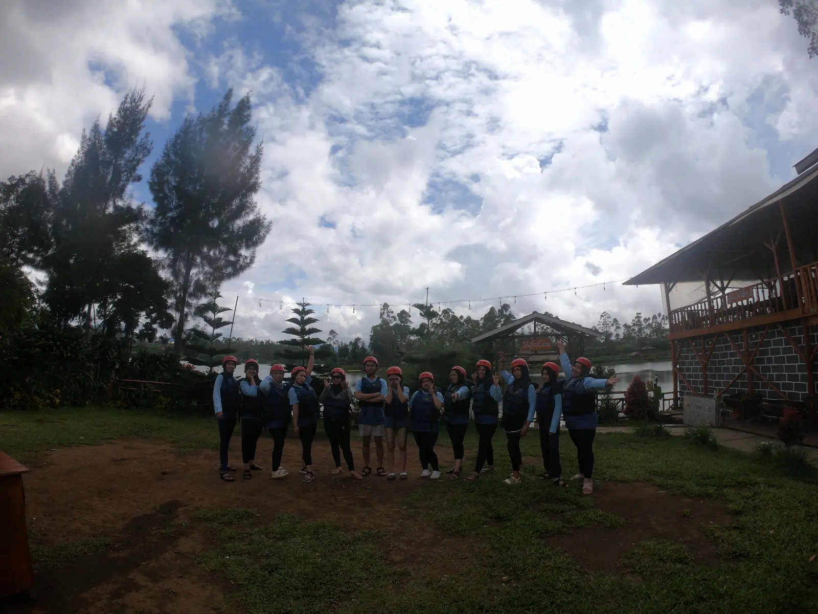 Peserta open trip rafting Pangalengan berfoto bersama setelah kegiatan
