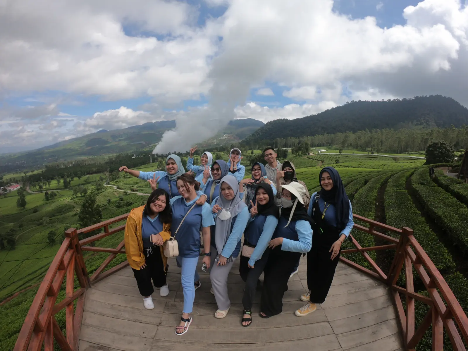 Peserta open trip rafting Pangalengan bersantai dengan latar kebun teh