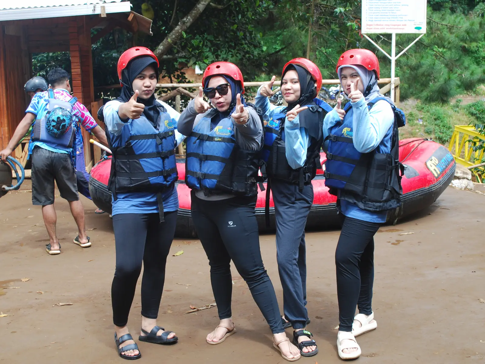 Peserta open trip rafting Pangalengan bersiap mengikuti kegiatan rafting