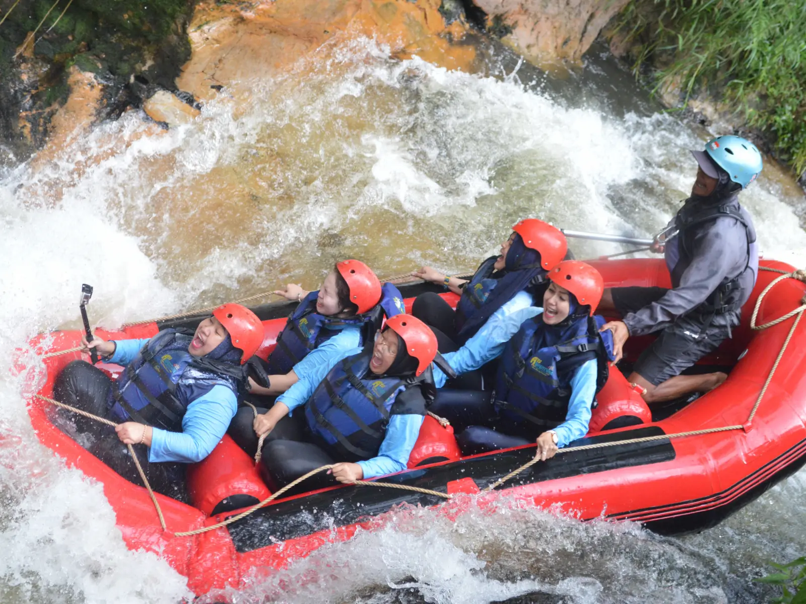 Peserta rafting Pangalengan menikmati serunya mengarungi sungai dengan perahu karet