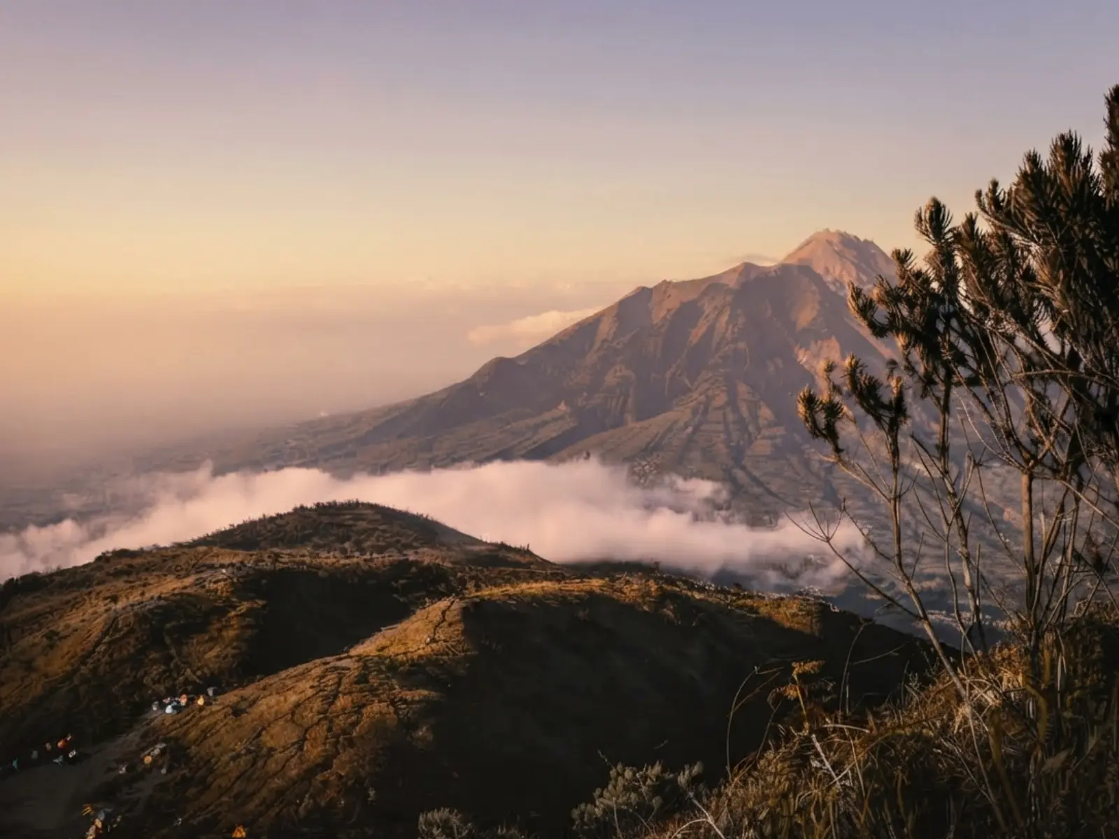 Keindahan lanskap Gunung Merbabu dari jalur Selo