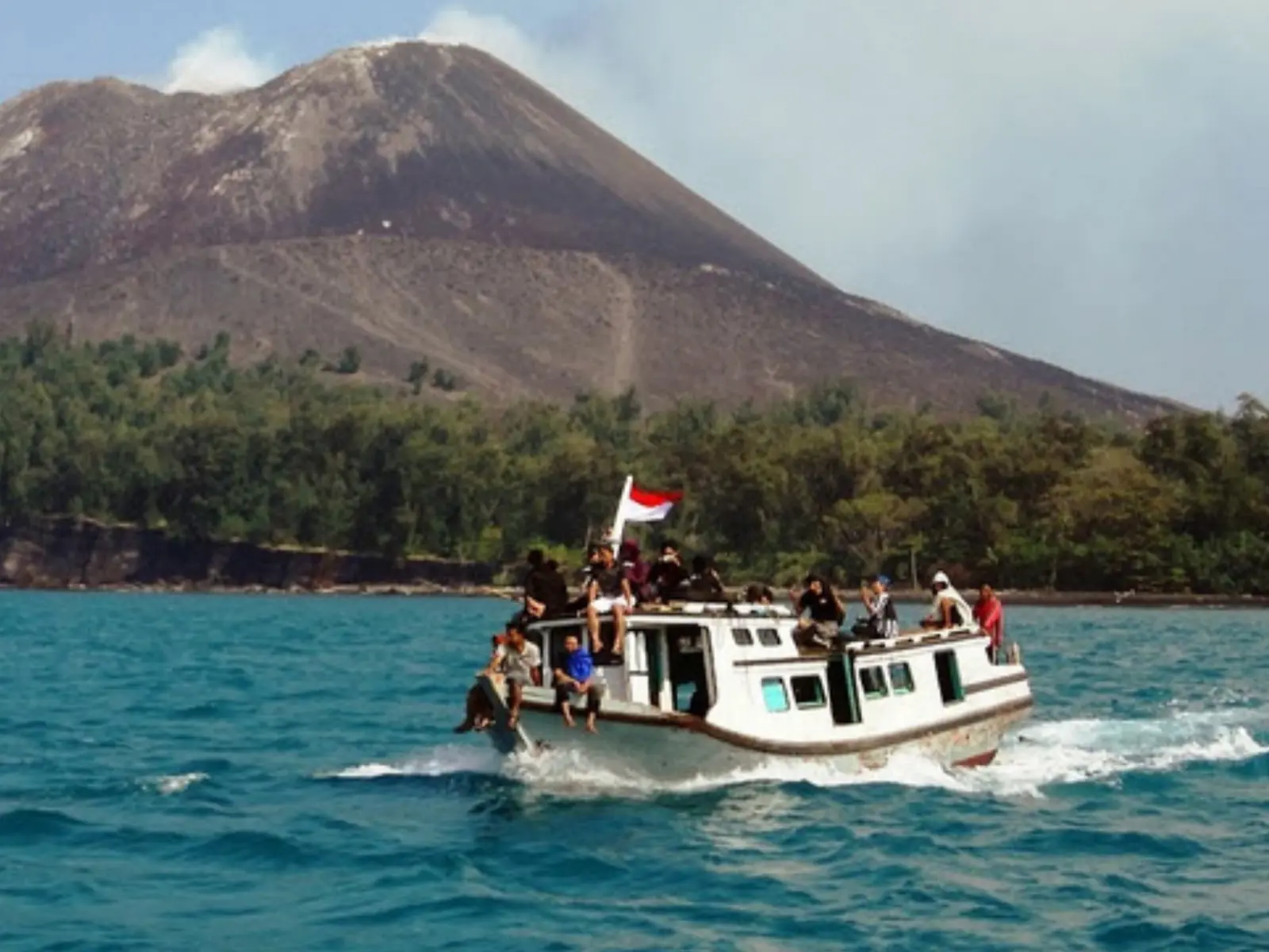 Open trip participants traveling to Mount Anak Krakatau by boat