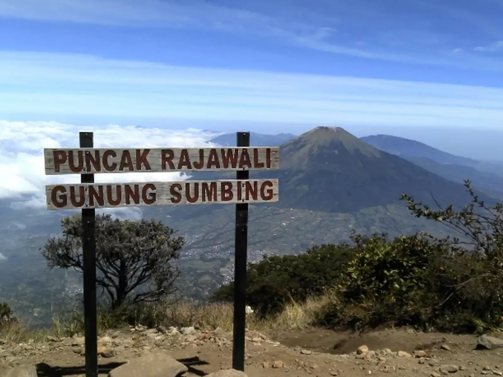 Puncak Gunung Sumbing pada ketinggian 3.371 mdpl