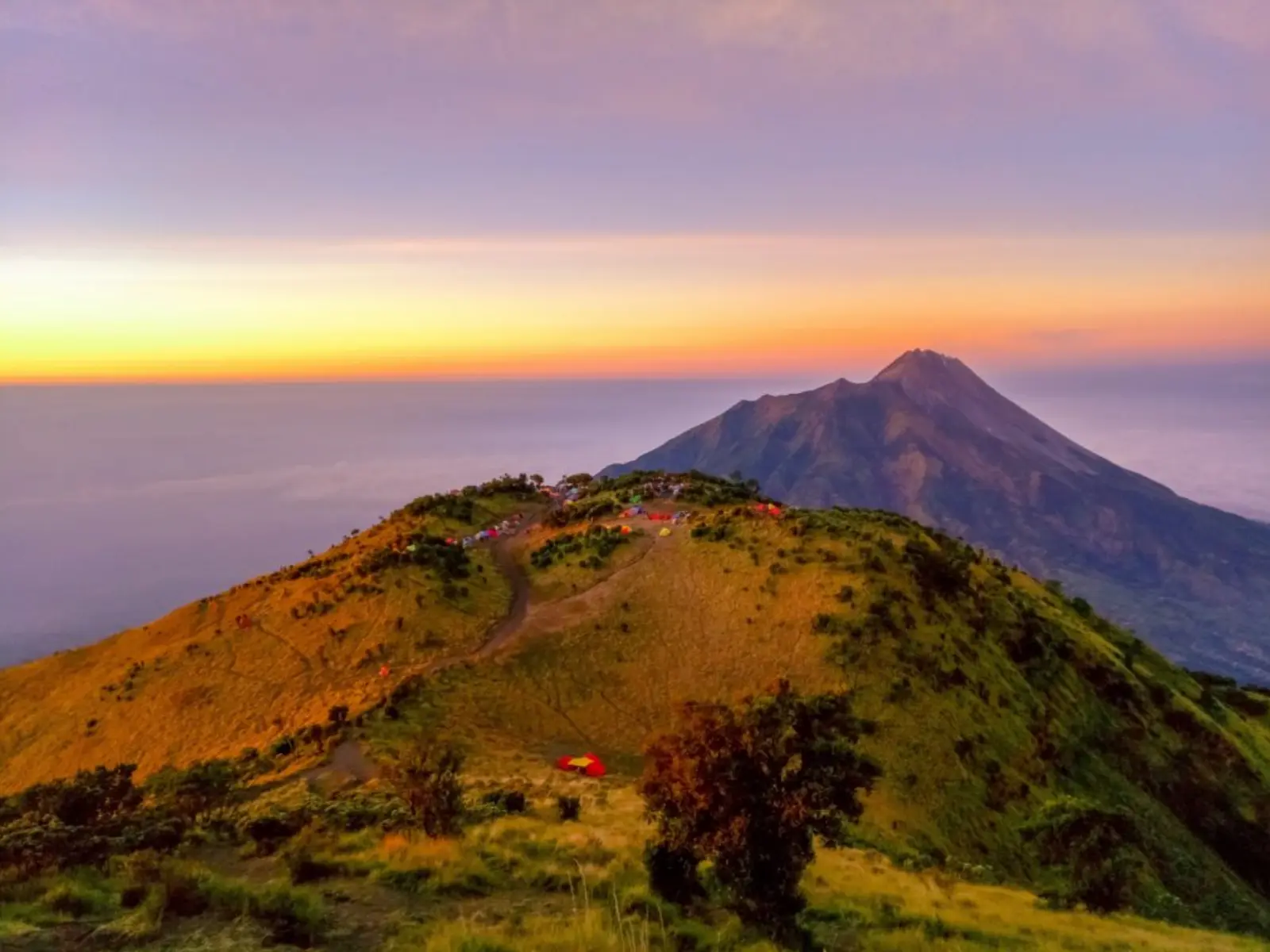 Panorama sunrise dan pemandangan pegunungan dari Gunung Merbabu