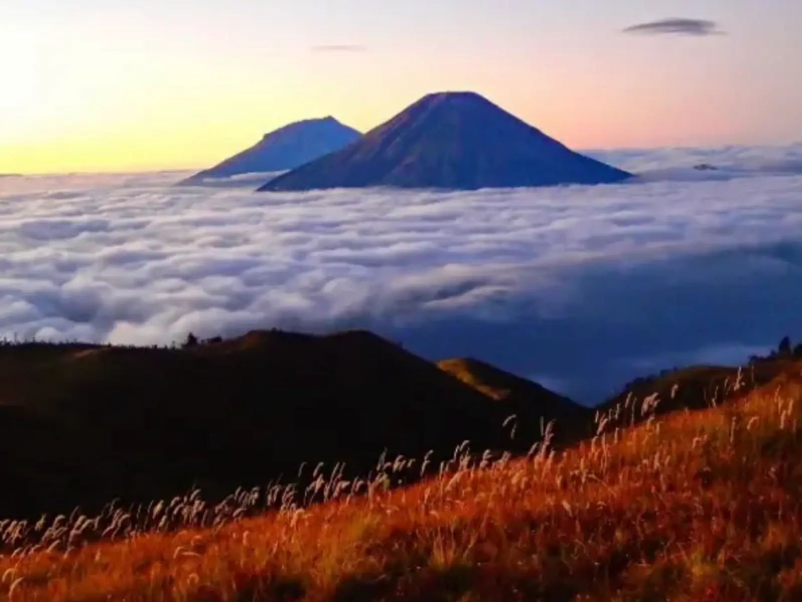 Golden sunrise Gunung Prau